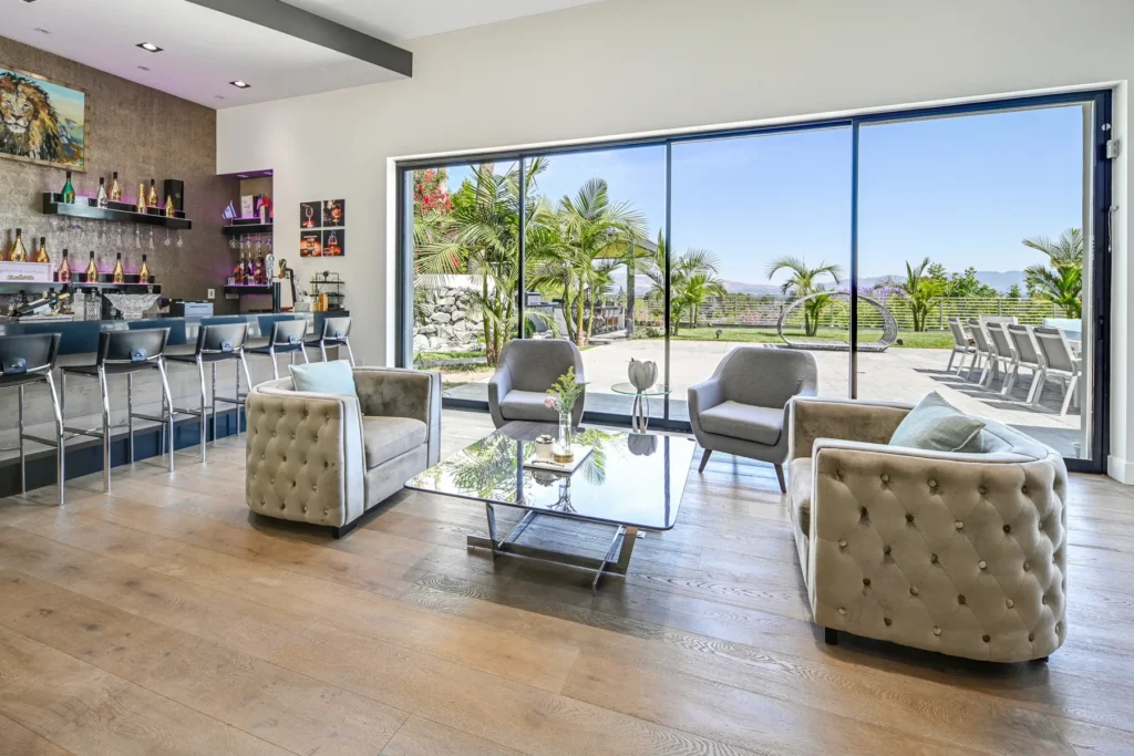 Real estate photography — Livingroom and bar