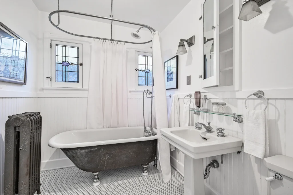 HDR real estate photography — bathroom