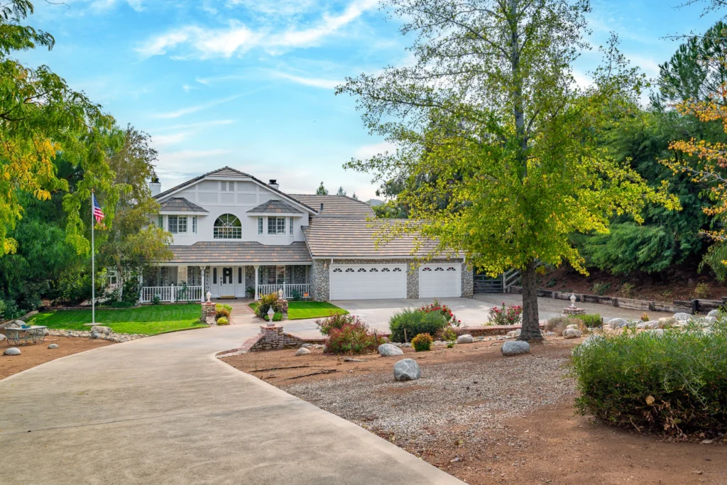 HDR real estate photography — Exterior space, front yard