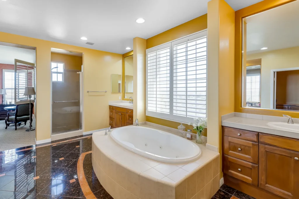 HDR real estate photography — bathroom